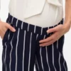 Bukser med normal passform og middels høy midje