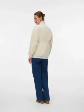 Høy hals, elastiske mansjetter, justerbare stropper, voluminøse ermer, jakke