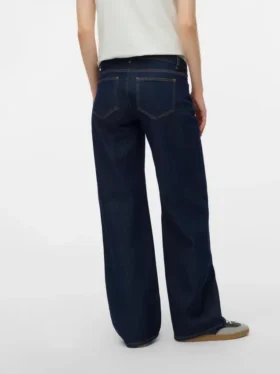 Jeans med vid benpassform