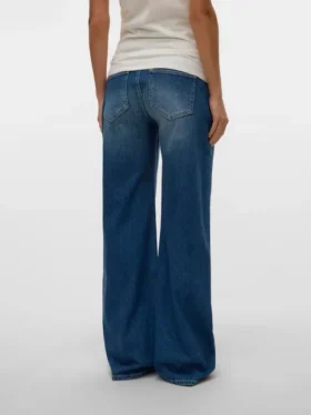 Jeans med vid benpassform og middels høy midje