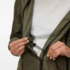 Kåpe med høy, opprettstående krage og elastiske mansjetter