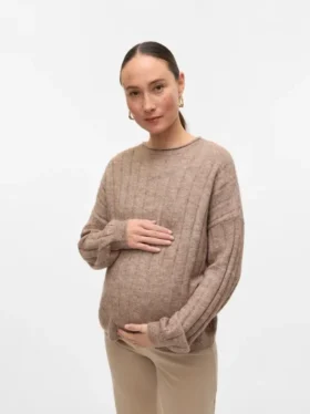 Pullover med rund hals og normal passform