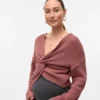 Regular Fit, V-hals, oppbrettbare mansjetter, nedsenkede skuldre, genser