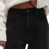 Topshop-jeans med høy midje og «mom fit»