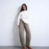 Tsbarrel jeans med høy midje og «barrel fit»