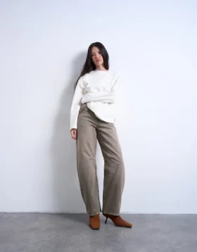Tsbarrel jeans med høy midje og «barrel fit»