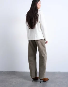 Tsbarrel jeans med høy midje og «barrel fit»