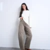 Tsbarrel jeans med høy midje og «barrel fit»