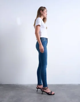 Tsjamie-jeans med høy midje og smal passform