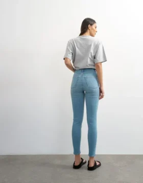 Tsjamie-jeans med høy midje og smal passform