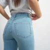 Tsjamie-jeans med høy midje og smal passform