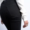 Tsjamie jeans med høy midje og utvidet passform