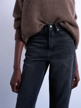 Tsmolly jeans med høy midje og «mom fit»