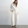 Tstilda jeans med middels høy midje og «barrel fit»