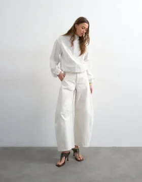 Tstilda jeans med middels høy midje og «barrel fit»