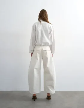 Tstilda jeans med middels høy midje og «barrel fit»