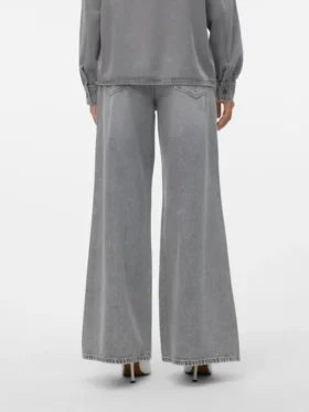 Vmannet jeans med middels høy midje og vid passform