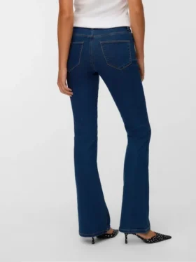 Vmelly-jeans med middels høy midje og utvidet passform