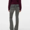 Vmflash-jeans med middels høy midje og utvidet passform