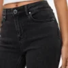 Vmflash-jeans med middels høy midje og utvidet passform