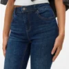 Vmflash-jeans med middels høy midje og utvidet passform